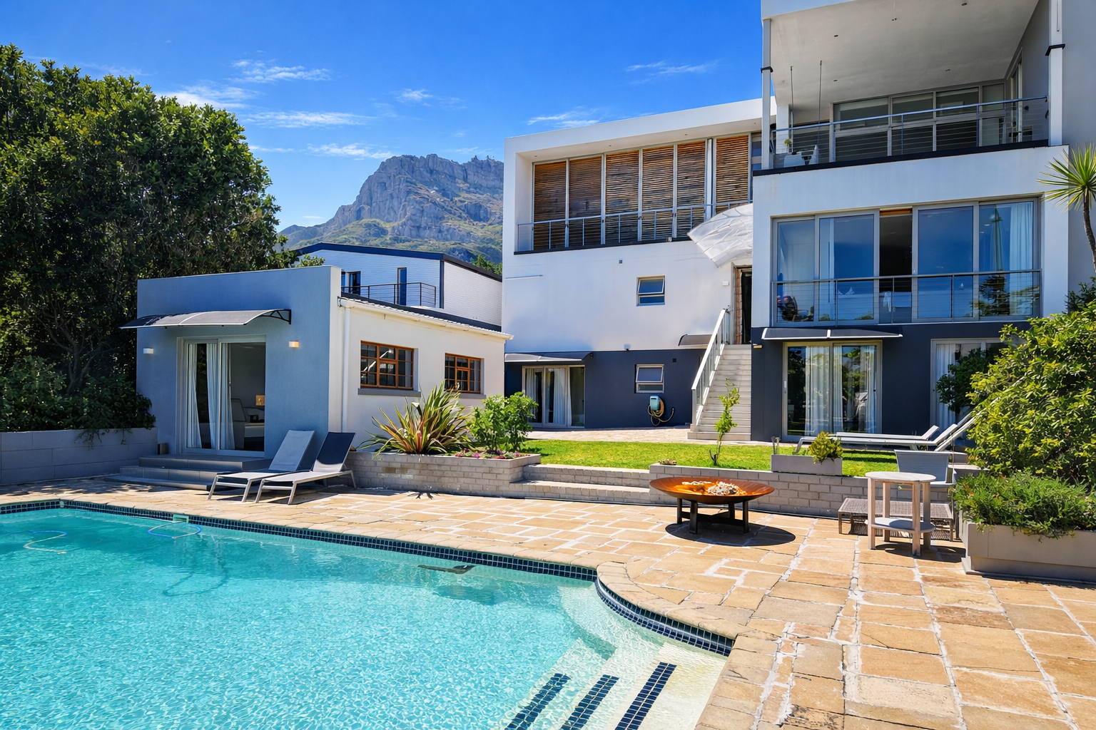 Langa Studio — pool and garden