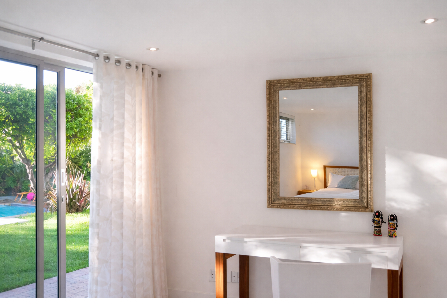 Khanya Studio garden and pool